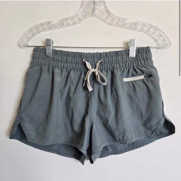 Vuori Pants - - Vuori Size Small Seafoam Green Relaxed Lines Athletic Casual Short Shorts